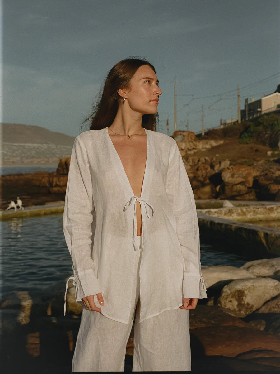 Fig & Honey Leinen Fronttie Shirt Weiß Model Tragefoto Frontansicht