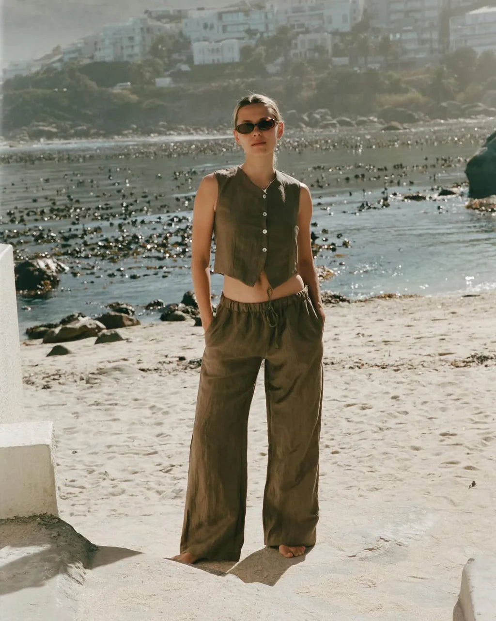 Fig & Honey Leinenweste und Leinenhose am Strand