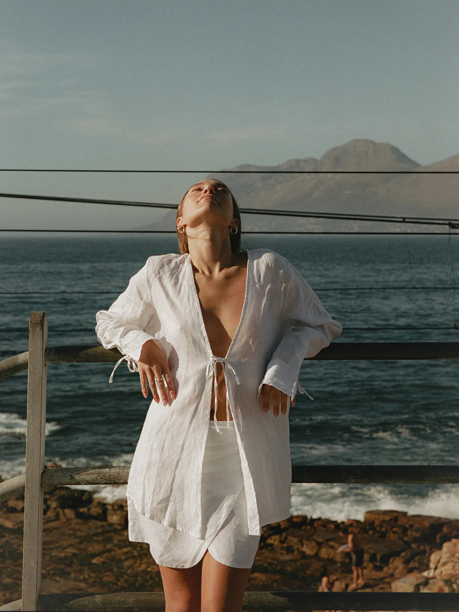 Fig & Honey Leinen Fronttie Shirt Weiß Model Tragefoto vor Meereslandschaft