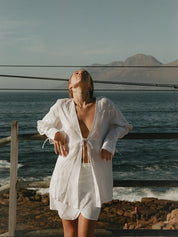 Fig & Honey Leinen Fronttie Shirt Weiß Model Tragefoto vor Meereslandschaft