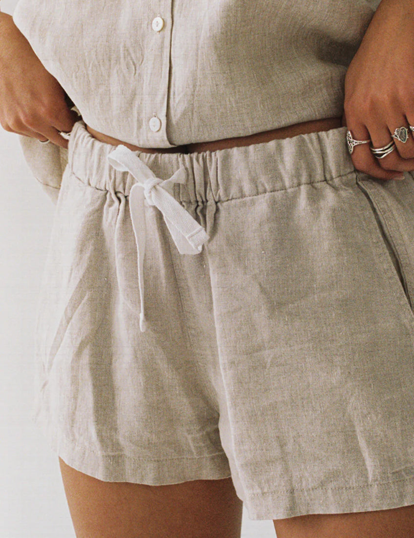 Fig & Honey Linen Drawstring Shorts Beige Detailansicht Tragefoto
