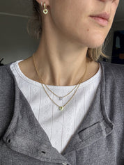 Frellini Kette Suki mit grünem Donut und mit blauem Donut Tragebild