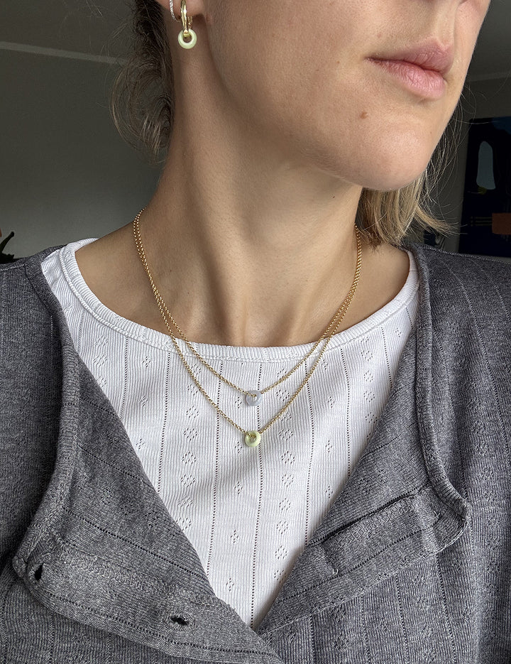 Frellini Kette Suki mit grünem Donut und mit blauem Donut Tragebild