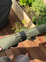 Ein zusammengerollter Cargo Bag vor einem Hochbeet