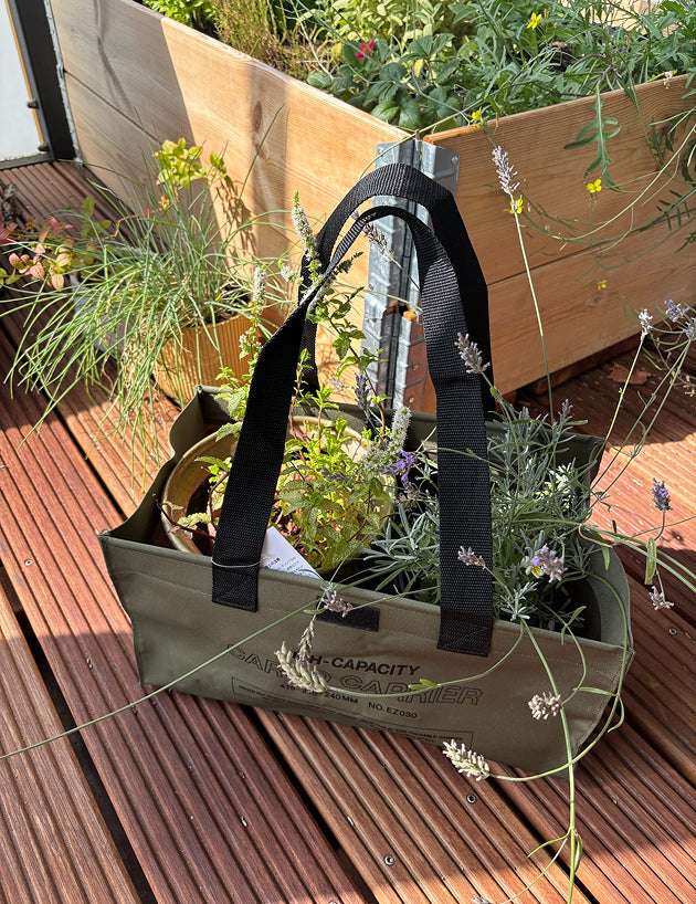 Cargo Bag mit Pflanzen