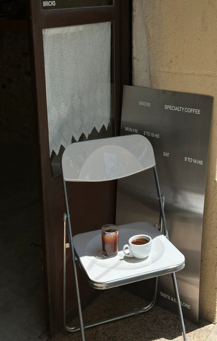 La Cabra Moodbild Stuhl mit Kaffee