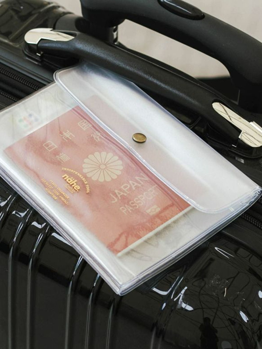 Nähe Travel Organizer Transparent mit Reisdokumenten auf Koffer