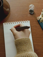 Penco Bullet Ballpoint Stift in Clear Brown beim Schreiben