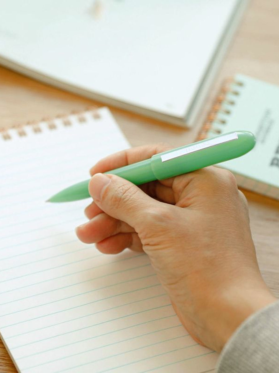 Penco Bullet Ballpoint Stift in Mint beim Schreiben