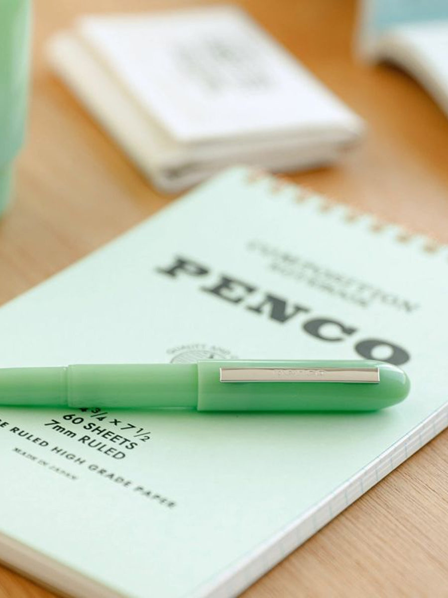 Penco Bullet Ballpoint Stift in Mint Moodbild mit Penco Notizblock