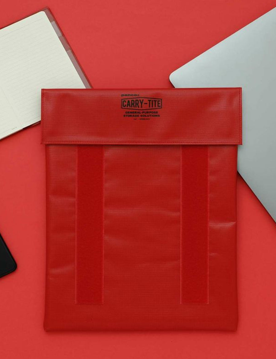 Penco Carry Tite L Laptoptasche in Rot Moodbild mit Laptop und Notizbuch