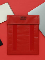 Penco Carry Tite L Laptoptasche in Rot Moodbild mit Laptop und Notizbuch