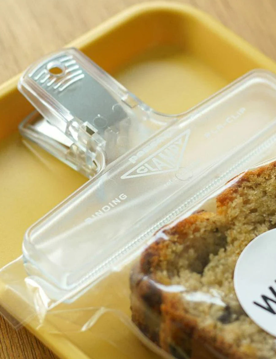 Penco PlaClip Büroklammer in Durchsichtig-Weiß Nutzungsfoto Verschluss Tüte