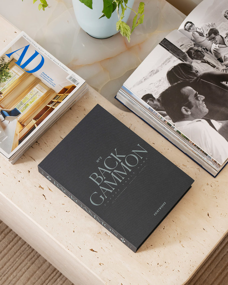 Printworks Classic Backgammon Spiel in Blau Grau Grün Moodbild im Wohnzimmer