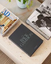 Printworks Classic Backgammon Spiel in Blau Grau Grün Moodbild im Wohnzimmer