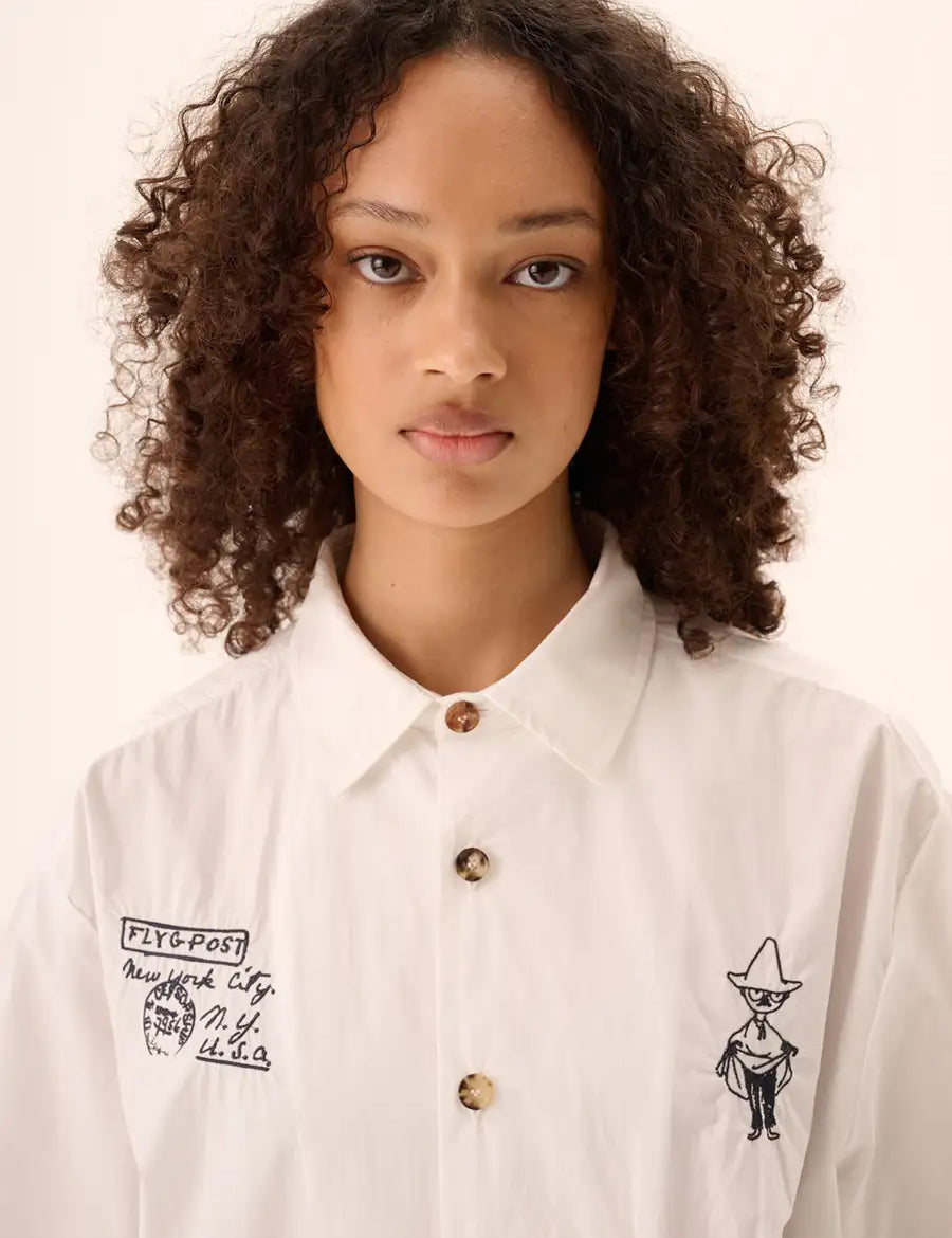 Rue de Tokyo Hemd Salvio Weiß mit schwarzer Moomin-Stickerei Portraitaufnahme