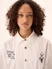 Rue de Tokyo Hemd Salvio Weiß mit schwarzer Moomin-Stickerei Portraitaufnahme