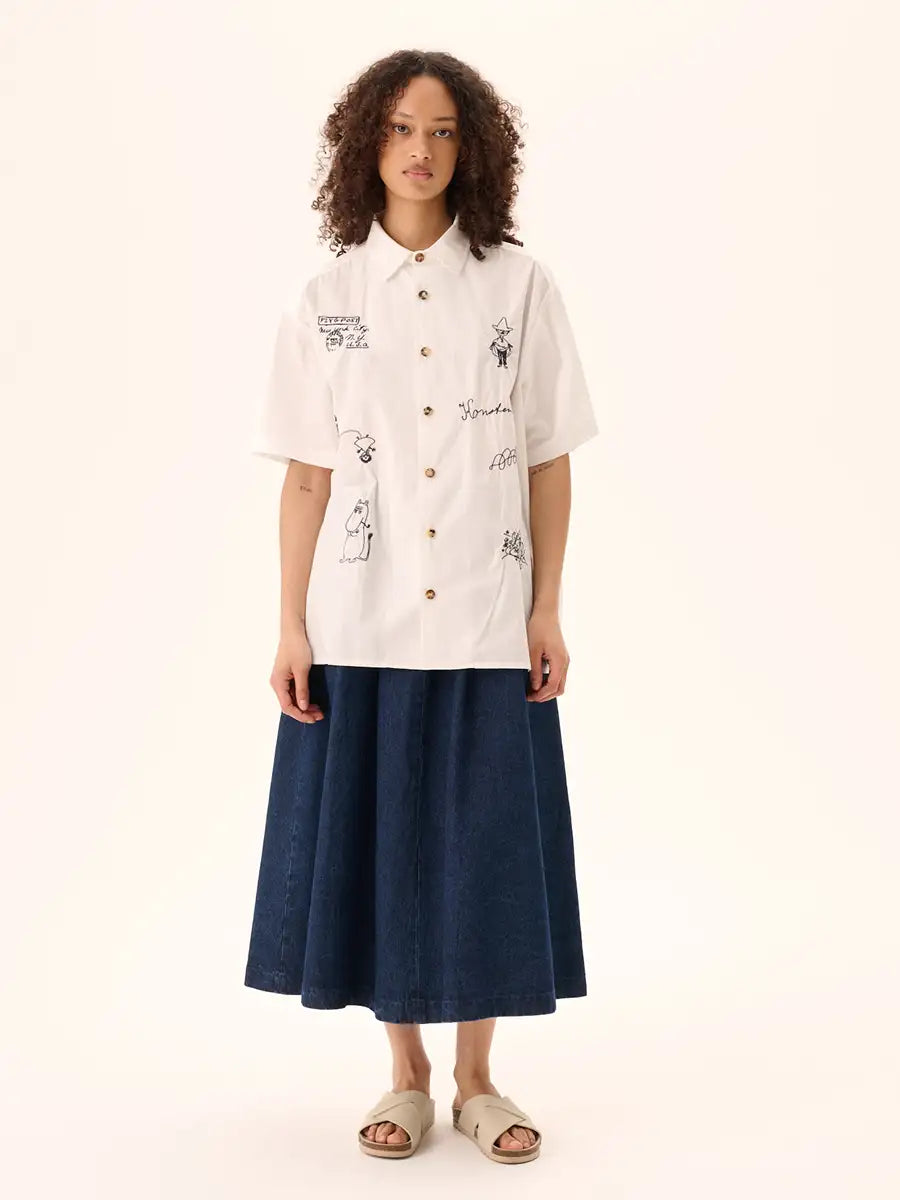 Rue de Tokyo Hemd Salvio Weiß mit schwarzer Moomin-Stickerei gestylt mit blauem Rock