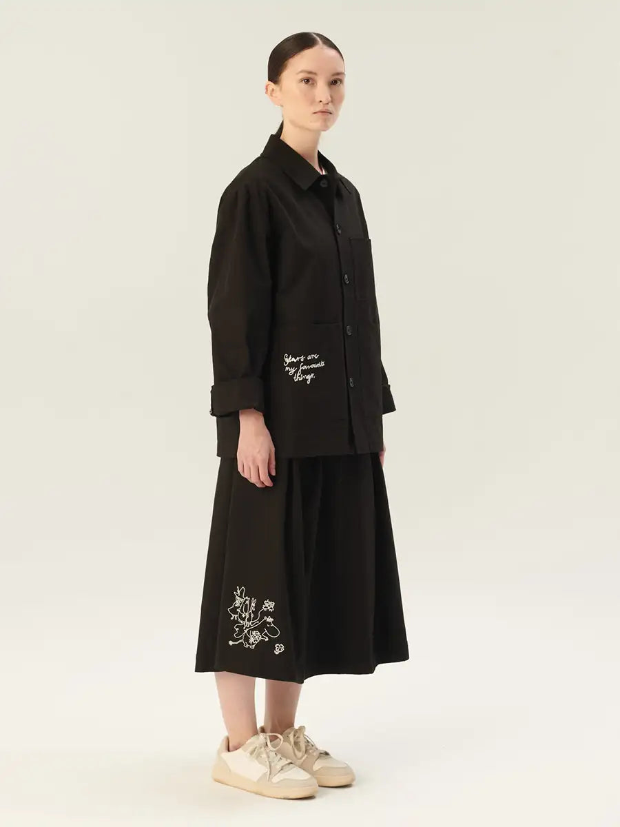 Rue de Tokyo Jacke Cameron mit weißer Moomin-Stickerei gestylt mit schwarzem Rock