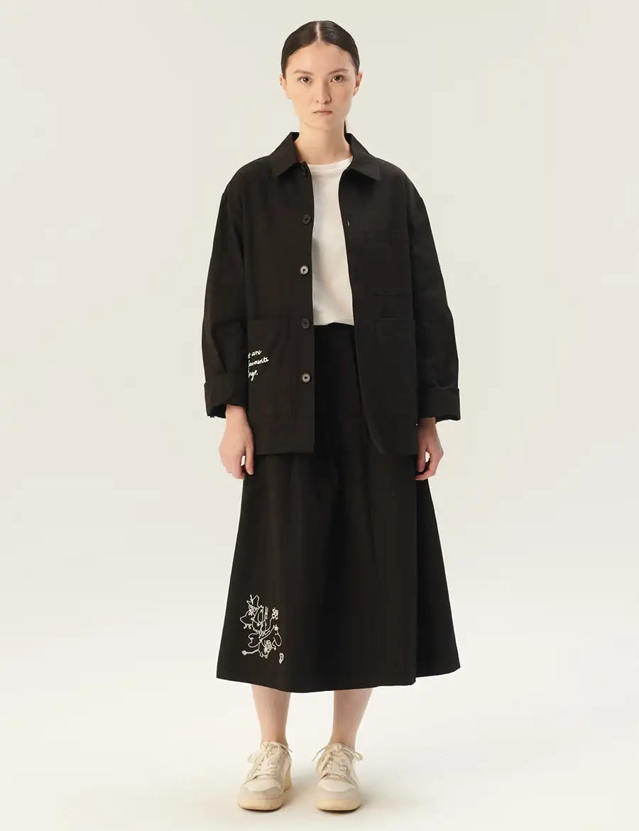 Rue de Tokyo Jacke Cameron mit weißer Moomin-Stickerei gestylt mit passendem Rock