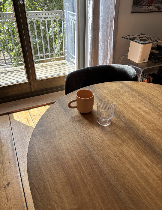 Tasse und Wasserglas auf einem Holztisch