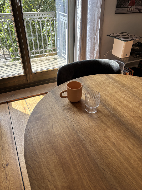 Tasse und Wasserglas auf einem Holztisch